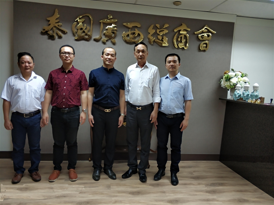 從左往右依次為國際部合伙人林健偉先生（左一），國際部總監吳琪先生（左二），執行董事粟宥朝先生（左三），商會(huì )主席李宇明（右二），國際部合伙人黃文超先生（右一）