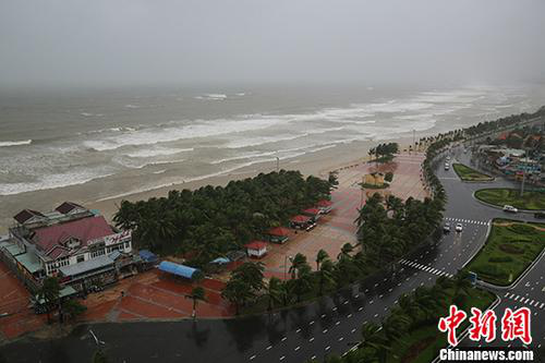 資料圖：2017年11月5日，越南峴港某處海灘風(fēng)雨交加。