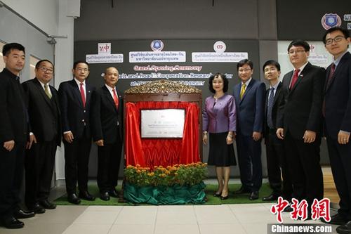 12月18日，由泰國國家研究院泰中戰略研究中心與中國人民大學(xué)國家發(fā)展與戰略研究院共建的泰中“一帶一路”合作研究中心在泰國曼谷正式揭牌成立。作為隸屬于泰國國家研究院的高端智庫，該中心未來(lái)將作為泰國“一帶一路”研究和推動(dòng)泰中高端智庫合作的主要機構。中新社記者 趙婧楠 攝