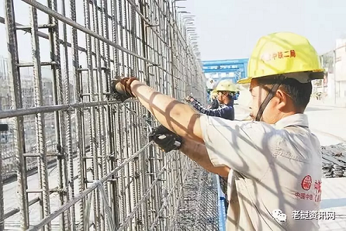 在中老鐵路萬(wàn)象制梁場(chǎng)，中老兩國技術(shù)人員正在進(jìn)行橋梁預制。本報記者 孫廣勇攝