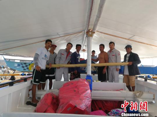 中國援助菲律賓PGN大橋工程可行性研究項目”（ThePanay-Guimaras-NegrosBridgeProject）海洋水深測量勘測人員，3月1日在吉馬拉斯海峽作業(yè)時(shí)，成功營(yíng)救兩名菲律賓落水漁民。圖為兩位漁民及家屬對進(jìn)行營(yíng)救的中國勘測人員合影表達感謝。 中交公路規劃設計院有限公司 攝