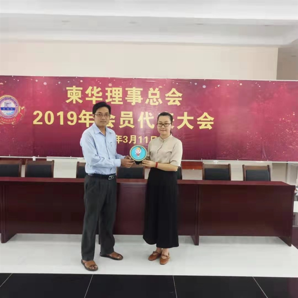 與柬華理事總會(huì )鐘耀輝秘書(shū)長(cháng)合影，并交換了紀念品